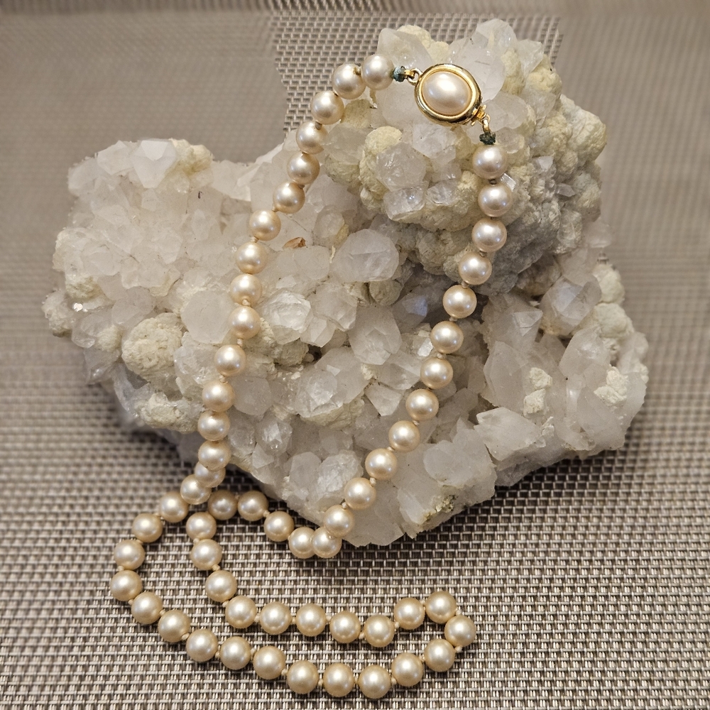 Vintage champagne cream faux pearls necklace knotted